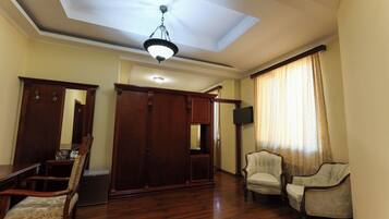 Honeymoon-Doppelzimmer | Wohnbereich | 32-Zoll-Smart-TV mit Digitalempfang, Fernseher, Netflix