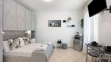 Iron/ironing board, free WiFi, bed sheets