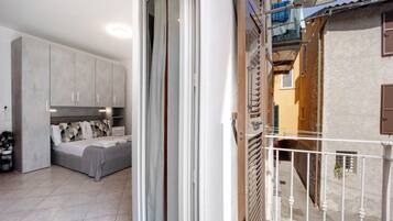 Tabla de planchar con plancha, wifi gratis y ropa de cama