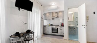 Monolocale 'Edda's Apartment' con balcone, Wi-Fi e aria condizionata
