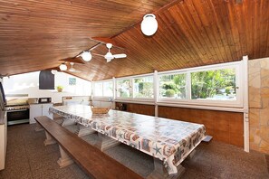 Großer Kühlschrank, Mikrowelle, Herdplatte