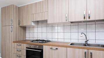 Fridge, oven, stovetop, dishwasher