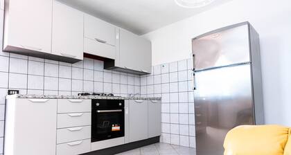 Appartement 'Malamuri 4 Sun Vacanze' avec piscine partagée, terrasse privée et jardin partagé