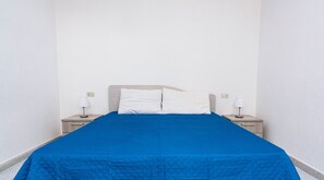 2 dormitorios, tabla de planchar con plancha, ropa de cama