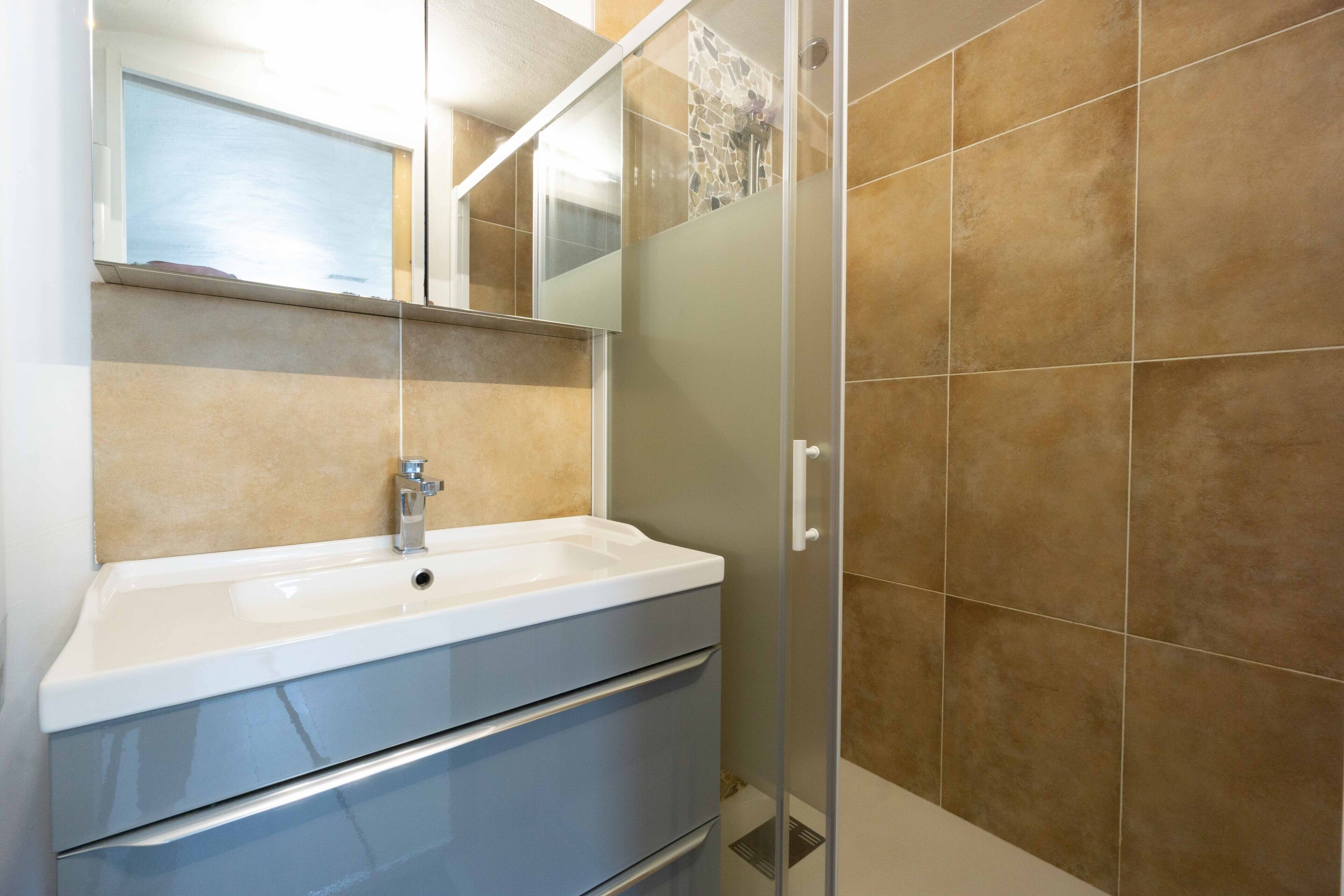 Ducha, secador de pelo y toallas