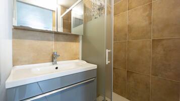 Douche, sèche-cheveux, serviettes fournies