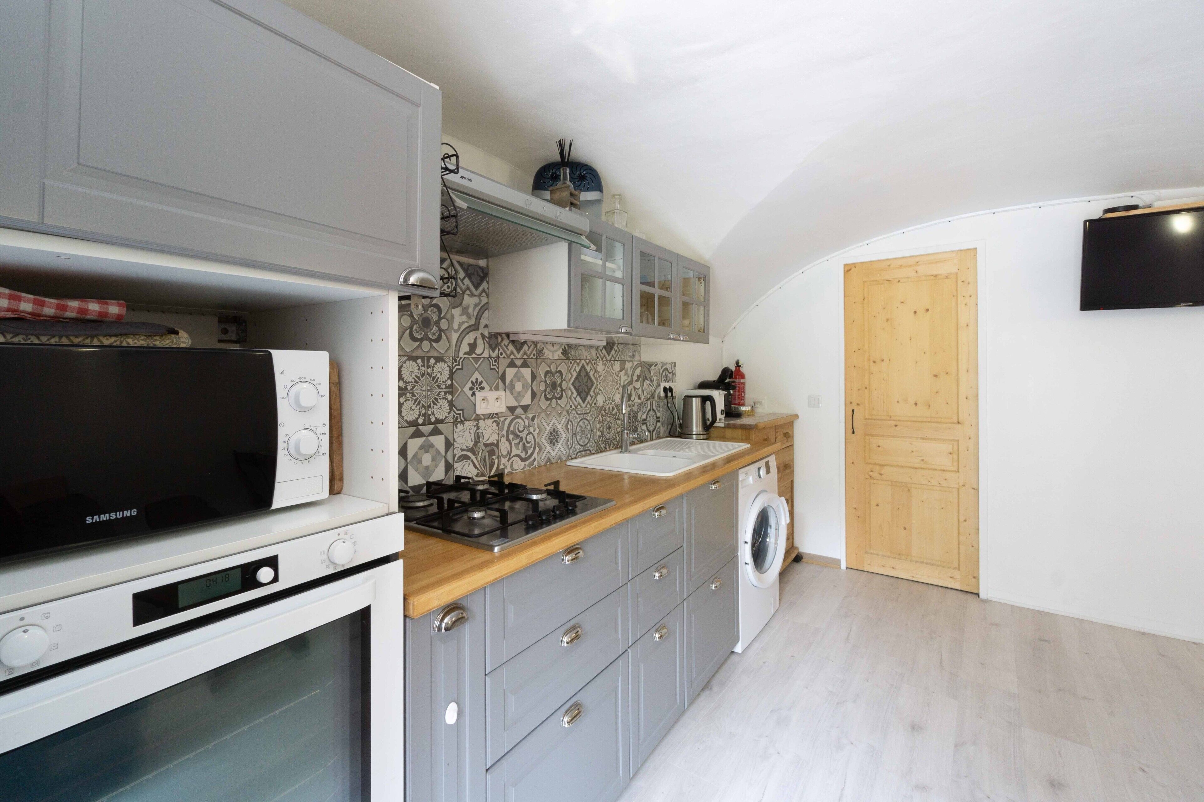 Réfrigérateur, micro-ondes, four, plaque de cuisson