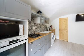 Fridge, microwave, oven, stovetop - Apartment 'Charmant 3 Etoiles' with Mountain View, Private Terrace and Wi-Fi (Courchevel)