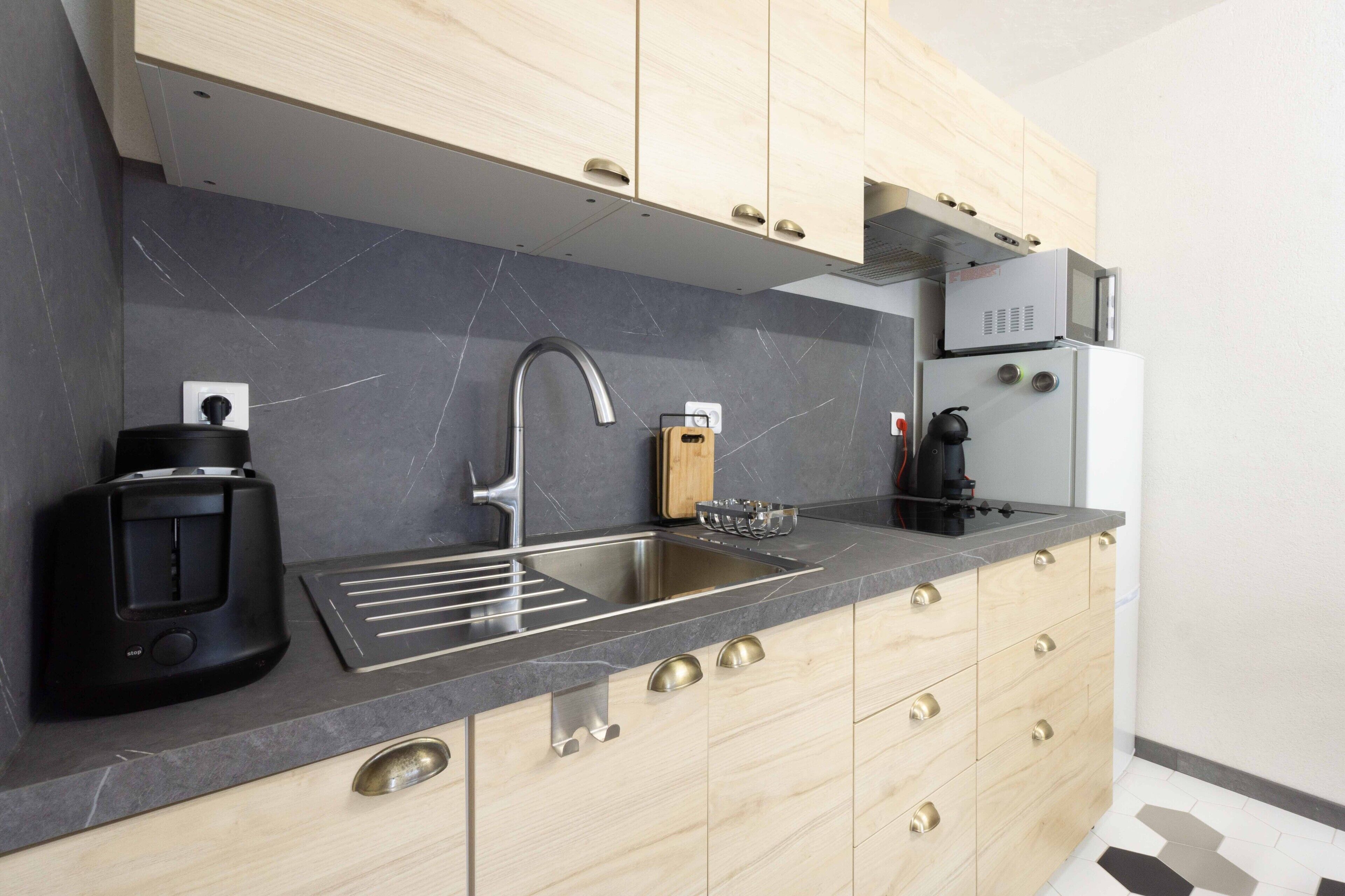 Réfrigérateur, micro-ondes, four, plaque de cuisson