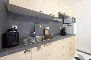 Een koelkast, een magnetron, een oven, een kookplaat