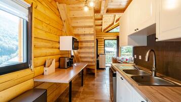 Een koelkast, een microgolfoven, een oven, een kookplaat