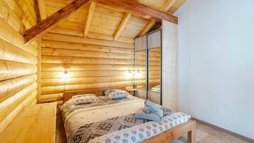 4 bedrooms, iron/ironing board, free WiFi, bed sheets