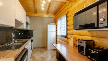 Een koelkast, een magnetron, een oven, een kookplaat