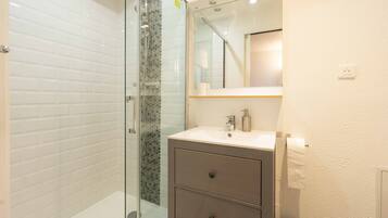 Douche, sèche-cheveux, serviettes fournies