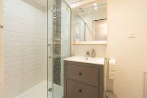 Een douche, een haardroger, handdoeken