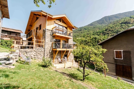 Außenbereich. Einzimmerapartment 'Chalet Belamy 1' mit Bergblick, privater Terrasse und Wi-Fi