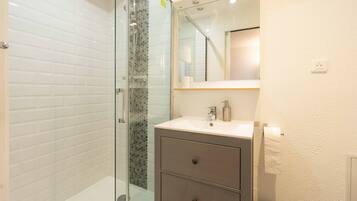 Suihku, hiustenkuivaaja, pyyhkeet