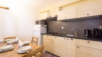 Jääkaappi, mikroaaltouuni, liesi, kahvin-/teenkeitin