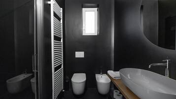 Apartment Primo Piano | 浴室 | 免费洗浴用品、吹风机、坐浴桶、毛巾