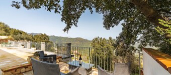 Vakantiehuis "Casa Jerzu S'Essia De Su Santu" met Uitzicht op Zee, Tuin & WiFi