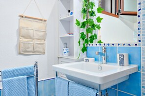 Ducha, secador de pelo y toallas