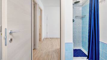 Douche, sèche-cheveux, serviettes fournies