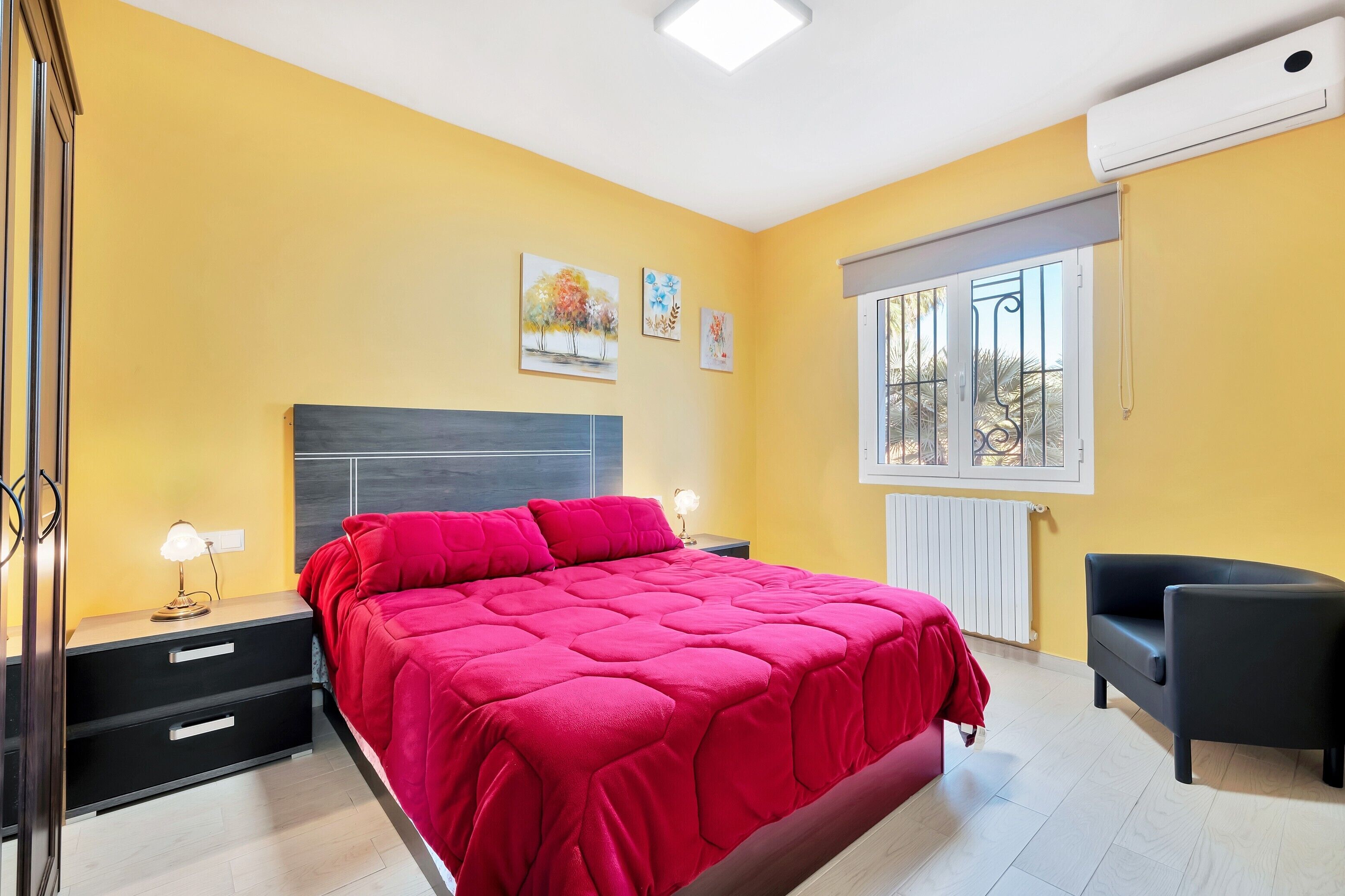 2 slaapkamers, een strijkplank/strijkijzer, gratis wifi, beddengoed