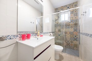 Shower, hair dryer, towels - Villa 'Maria Dependance' with Private Pool, Wi-Fi and Air Conditioning (TORREVIEJA)