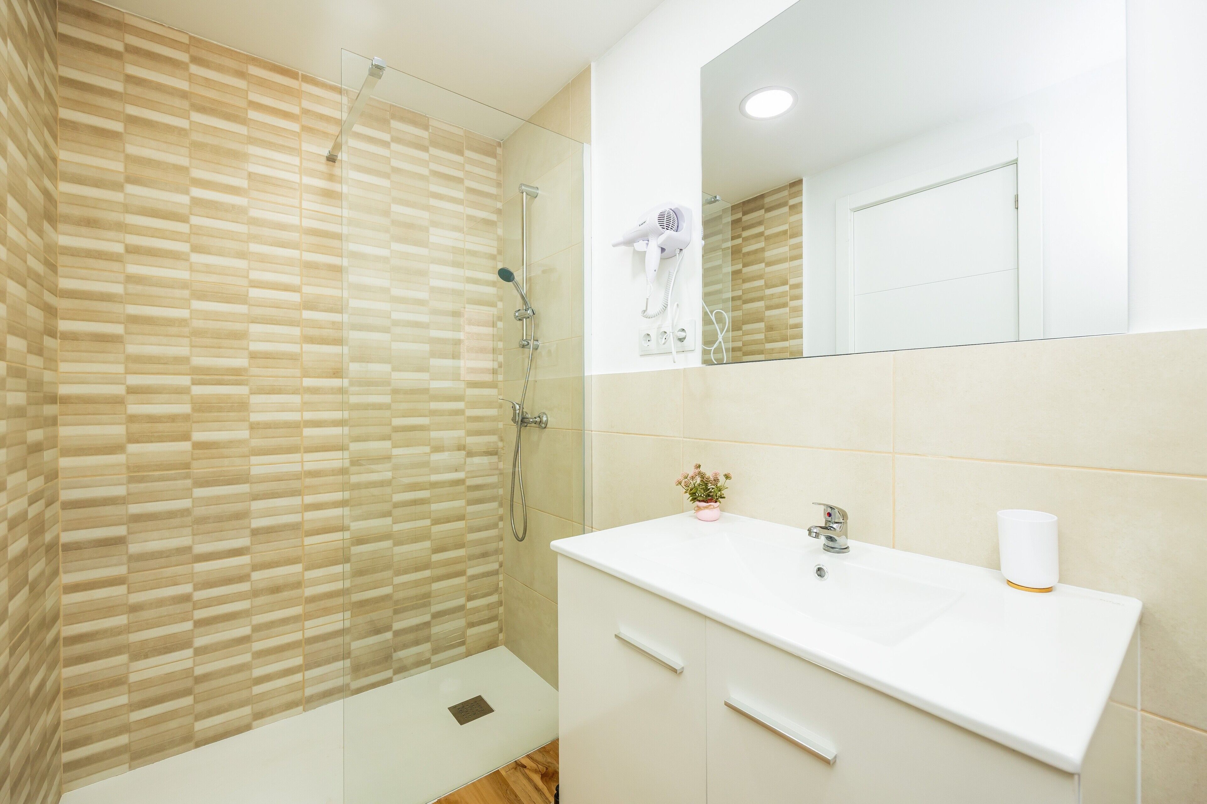 Badewanne, Haartrockner, Handtücher