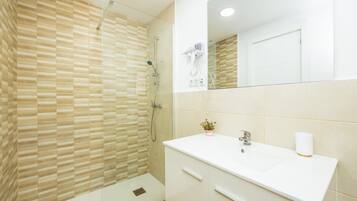 Badewanne, Haartrockner, Handtücher