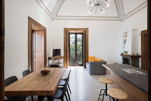 Un intérieur moderne comprenant un coin repas, une cuisine et un espace salon.