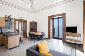 Télévision, cheminée