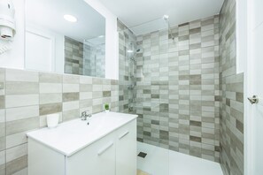 Baignoire, sèche-cheveux, serviettes fournies