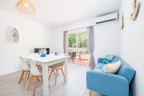 TV - Apartment 'Gran Sol Family 2' with Shared Pool, Wi-Fi, and Air Conditioning (Felanitx)