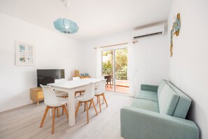 TV - Apartment 'Gran Sol Family 4' with Shared Pool, Wi-Fi and Air Conditioning (Felanitx)