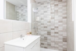 Bañera, secador de pelo y toallas