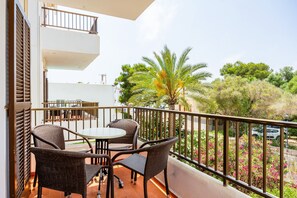 Outdoor dining - Apartment "Gran Sol Family 5" with Shared Pool, Wi-Fi, and Air Conditioning (Tourist Tax Included) (Felanitx)