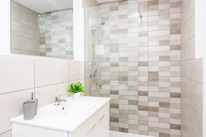 Bañera, secador de pelo y toallas