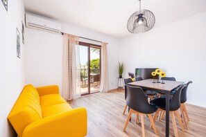 TV - Apartment "Gran Sol Family 7" with Shared Pool, Wi-Fi, Air Conditioning (Tourist Tax Included) (Felanitx)