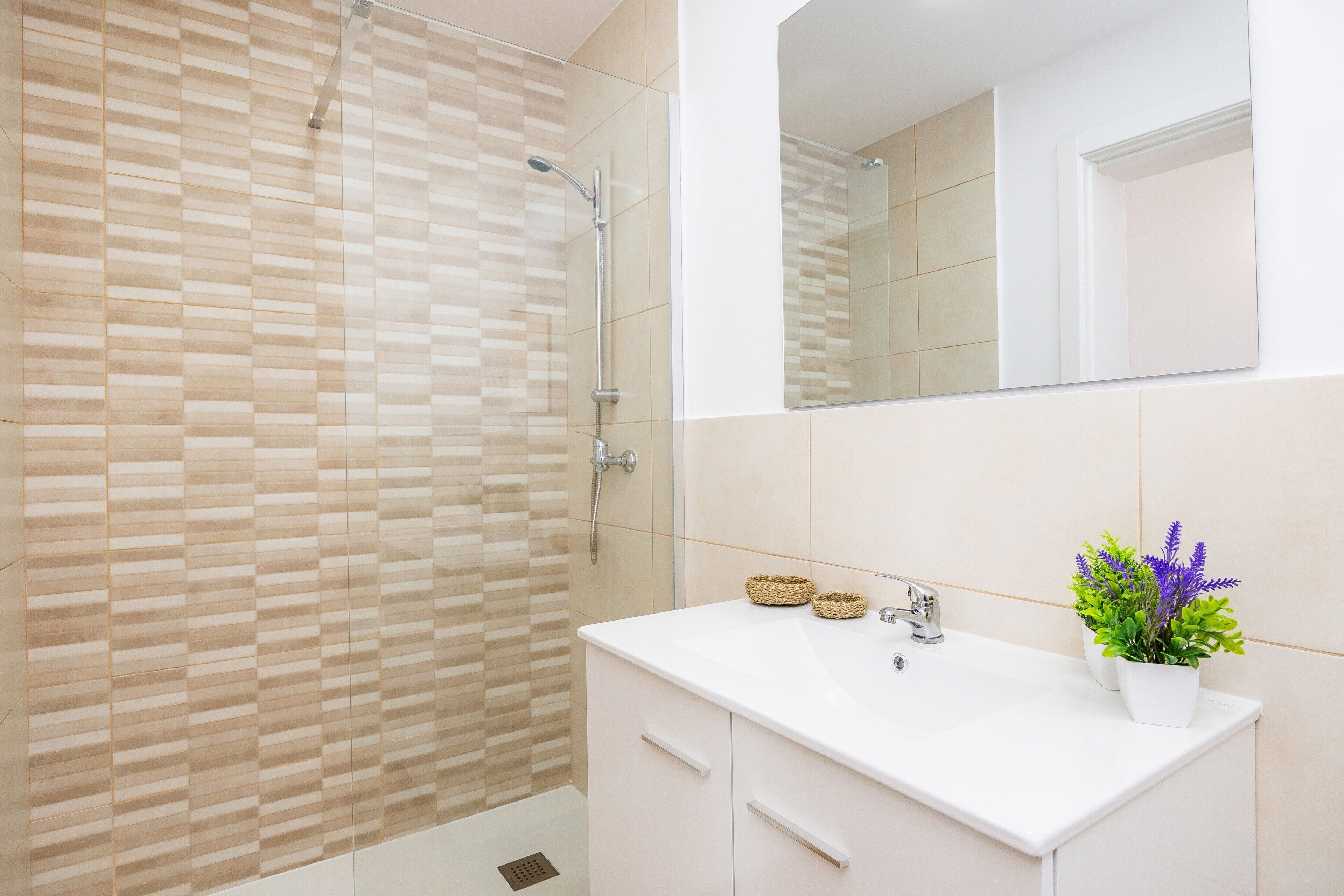 Badewanne, Haartrockner, Handtücher