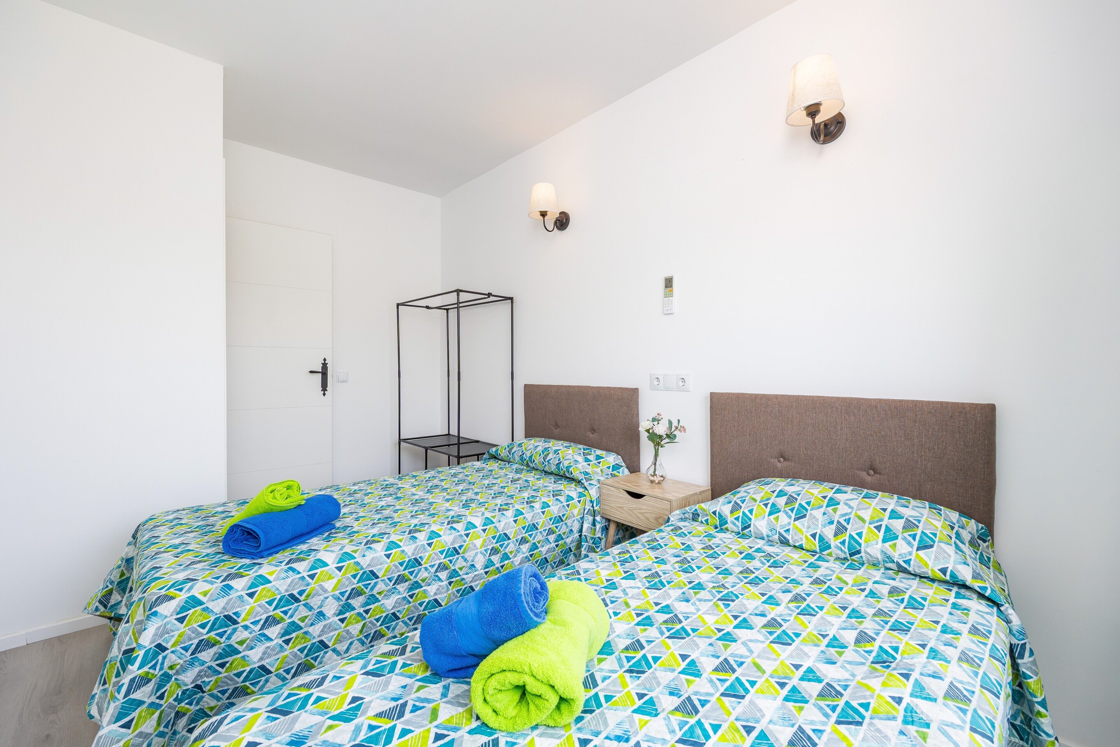 3 slaapkamers, een strijkplank/strijkijzer, gratis wifi, beddengoed