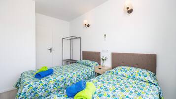 3 slaapkamers, een strijkplank/strijkijzer, gratis wifi, beddengoed