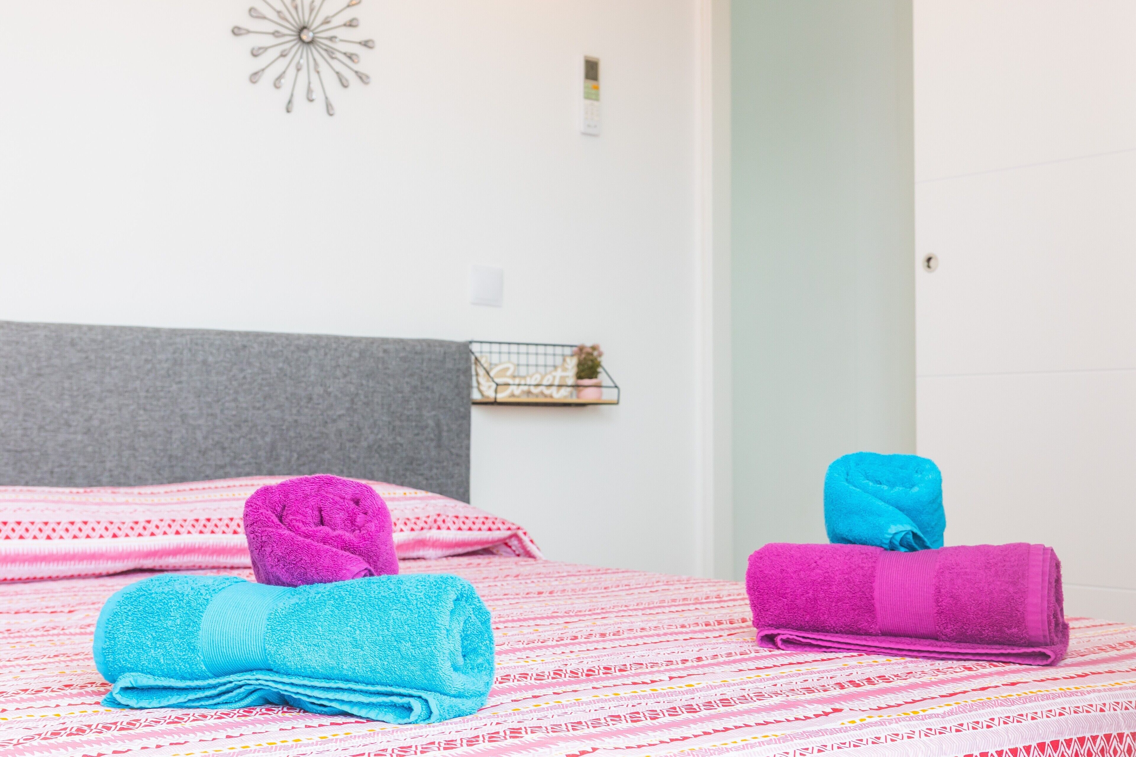 3 slaapkamers, een strijkplank/strijkijzer, gratis wifi, beddengoed