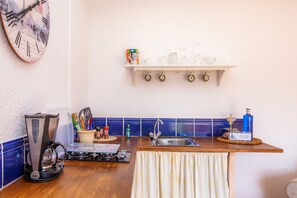 Frigorífic, placa de cuina, cafetera i tetera i torradora 