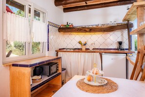 Refrigerador, horno, placa de cocina, cafetera/tetera