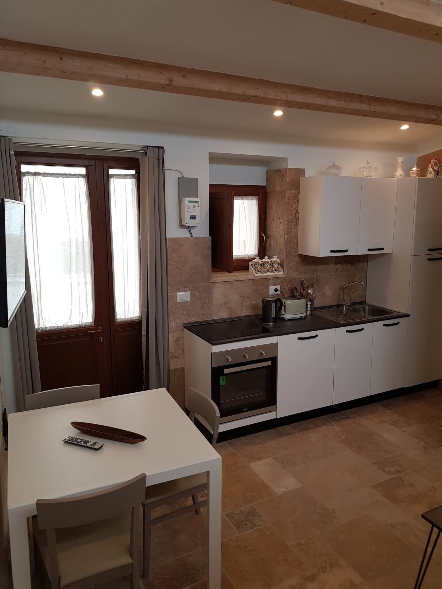 Jääkaappi, uuni, liesi, astianpesukone