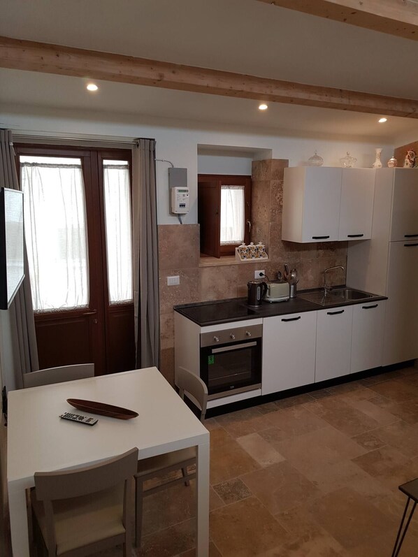 Kjøleskap, ovn, kokeplater og oppvaskmaskin