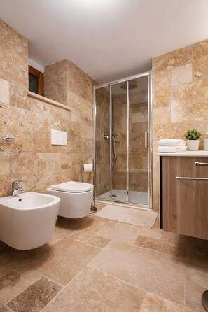 Dusche, Haartrockner, Handtücher