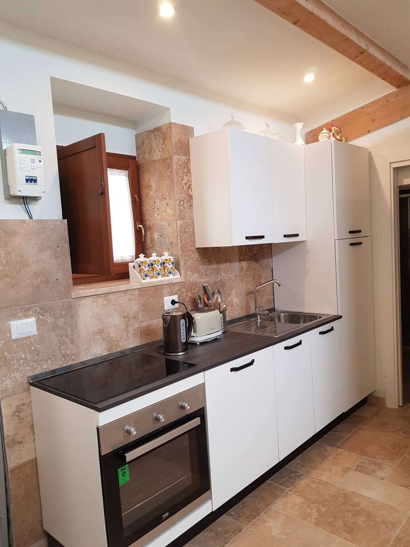 Frigorífico, horno, placa de cocina y lavavajillas