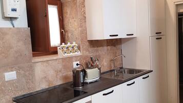 Frigorífico, horno, placa de cocina y lavavajillas